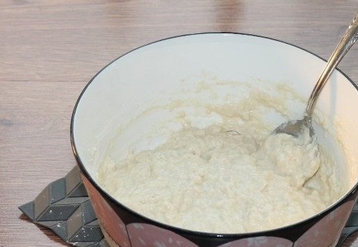 1. Этап. Лепешки по мотивам фесели: 4. В жидкую смесь небольшими частями всыпаем муку с дрожжами (2/3 ч) и замешиваем тесто.