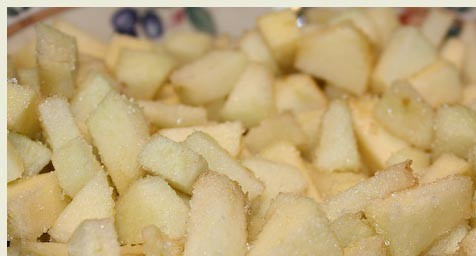 1. Этап. Вертута с яблоками: 1. Пока вы будете делать тесто и начинку, разогрейте духовку. В приготовлении вертута с яблоками в домашних условиях не сложная. Начинку для нее выбирайте сами, я сегодня предпочла яблоки. Почистите их, нарежьте кубиками среднего размера и присыпьте сахаром.