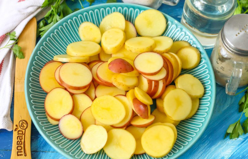 1. Этап. Жареха из свинины: Тем временем промойте молодой картофель или очистите обычный от кожуры. Нарежьте ломтиками или кружочками.