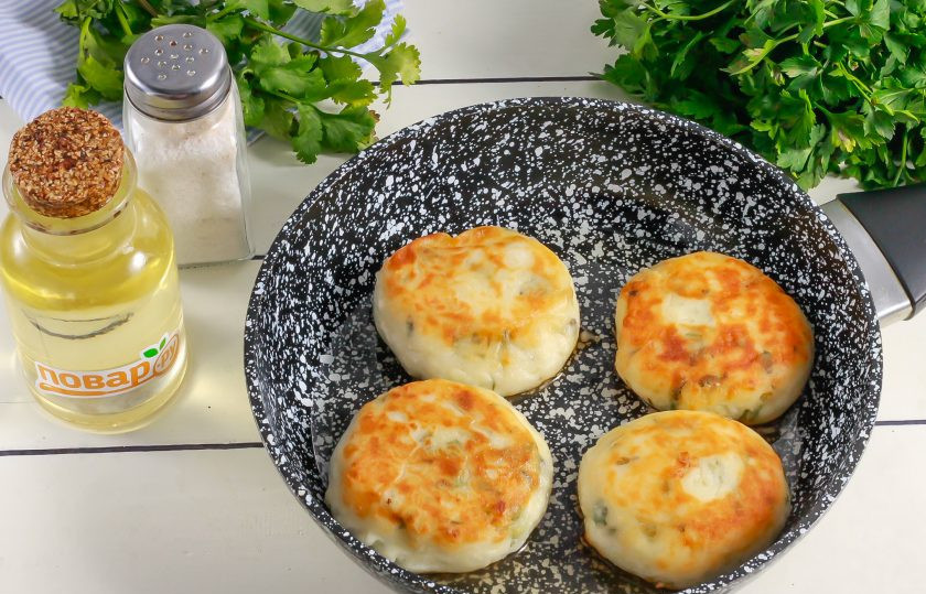 1. Этап. Сырники с кинзой: Прогрейте в сковороде растительное масло. Смочите ладони в воде и разделите творожное тесто на части. Каждую из них скатайте в руках и слегка приплющите, обпанируйте в муке со всех сторон. Выложите заготовки в панировке в кипящее масло и обжарьте по 1-2 минуты с каждой стороны.