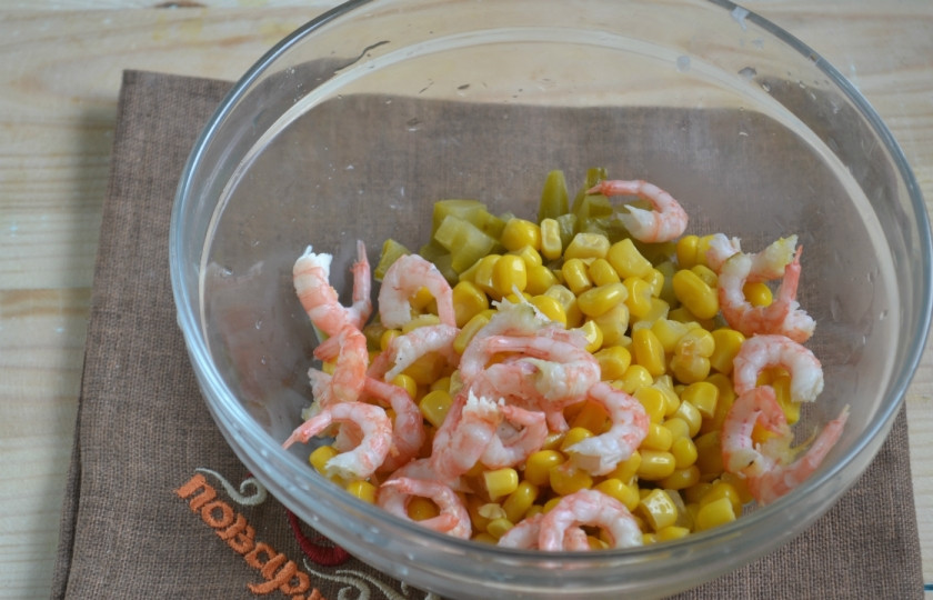 1. Этап. Салат с креветками и икрой: Смешайте огурец, кукурузу, икру и креветки, заправьте майонезом.