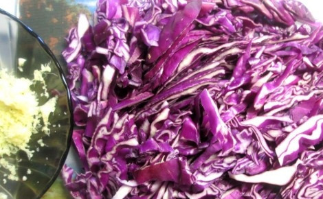 1. Этап. Суп из краснокочанной капусты: Капусту нашинкуйте. Лук почистите и мелко нарежьте. Имбирь очистите и натрите на тёрке.