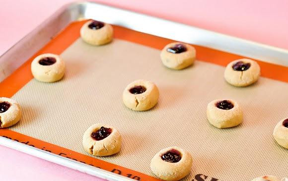 1. Этап. Мини-печенье с джемом: 5. Выпекать печенье около 15 минут, до золотисто-коричневого цвета. Дать печенью остыть несколько минут на противне, после чего выложить на стойку и дать остыть полностью перед тем, как подавать.