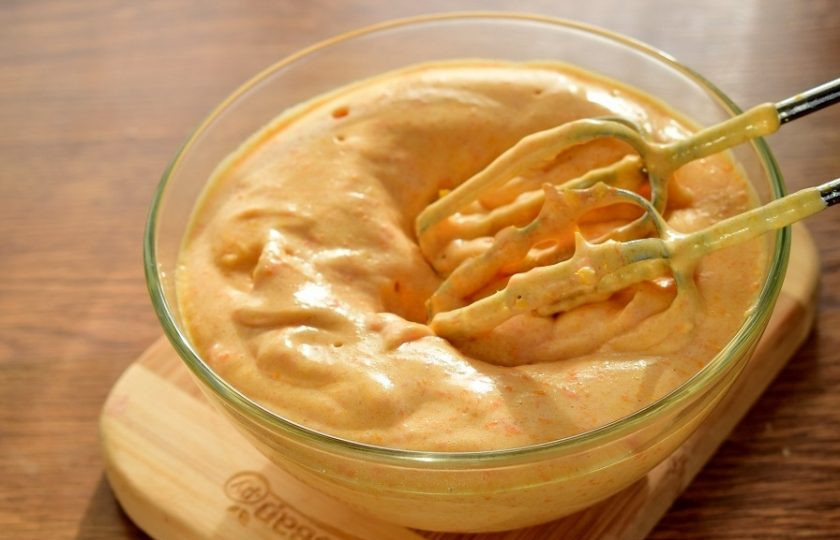 1. Этап. Пряное тыквенное суфле с отрубями: Затем взбейте с помощью миксера в течение 10 минут до посветления и увеличения массы в объеме.