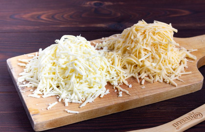 1. Этап. Паста с козьим сыром и помидорами: Два вида сыра натрите на мелкой терке.