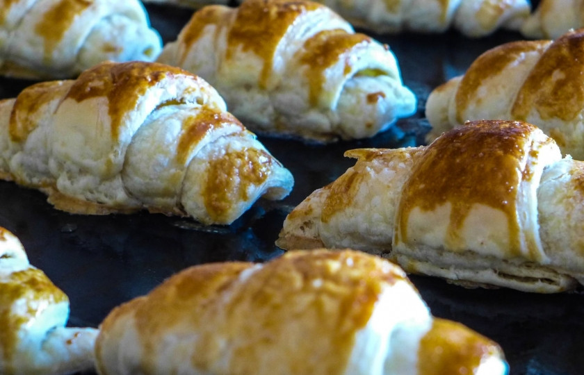 1. Этап. Круассаны с начинкой: Готовым круассанам дайте остыть.