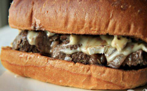 1. Этап. Гамбургеры с фрикадельками и сыром бри: 5. Нарезать фрикадельки, выложить на ломтики французского хлеба, смазать чесночным маслом при желании, украсить кусочками сыра бри и подавать.