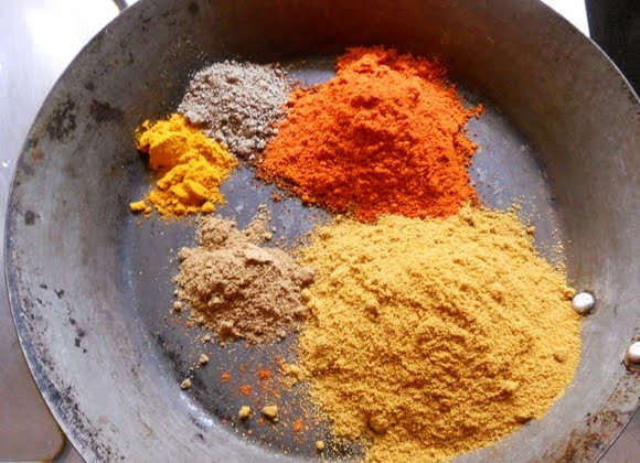 1. Этап. Томленная говядина со специями: 2. Используйте жаропрочную посуду с толстыми стенками! Выложите на дно специи и обжарьте их немного на огне.