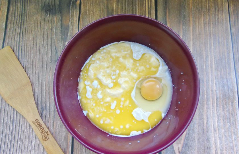 1. Этап. Пирожки с яблоками и вишней: Добавьте сахар, ванильный сахар, соль, 1 яйцо и растопленное сливочное масло, которое немного охладите.