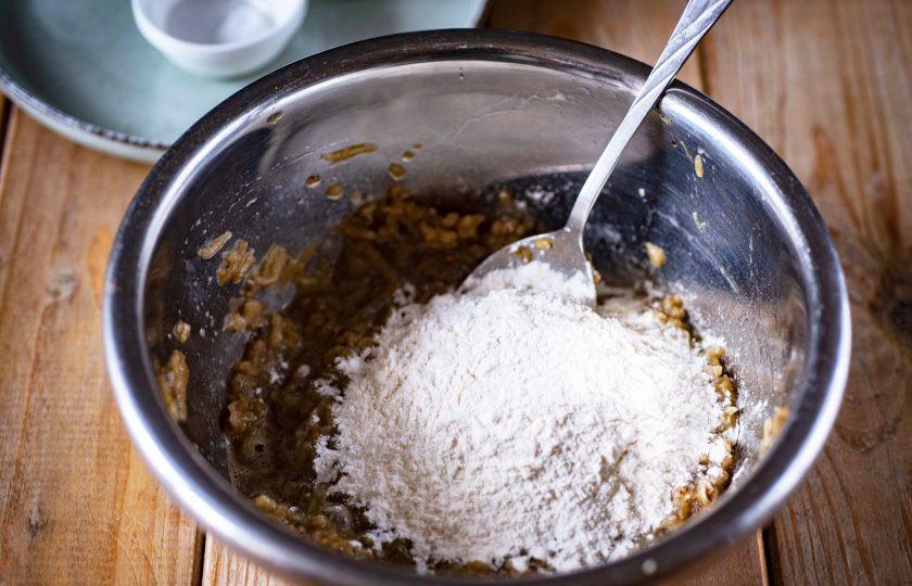 1. Этап. Блины из баклажанов: Добавьте муку.