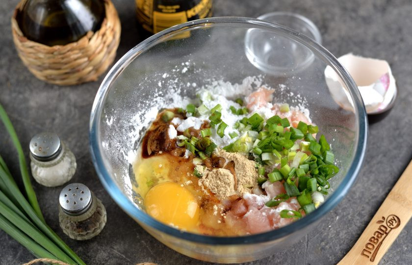 1. Этап. Котлеты по-китайски: Вбейте куриное яйцо, всыпьте специи, соль и перец по вкусу, влейте легкий соевый соус.