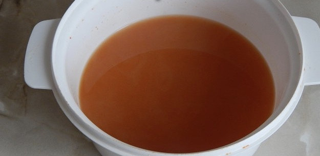 1. Этап. Сироп из шиповника: 5. Ягодную массу процеживаем, нам нужна только жидкость.