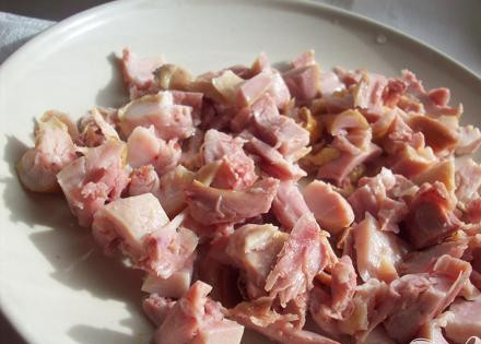 1. Этап. Суп из плавленных сырков: 3. От кости отделяем мясо и мелкими кусочками его нарезаем. (Можно нарезать и крупными кусочками).