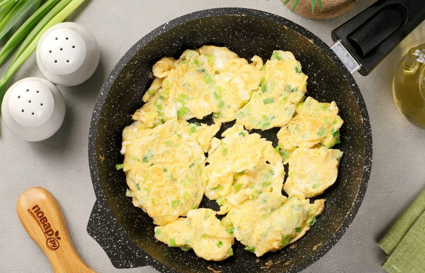 1. Этап. Яичница болтунья с зелёным луком: Таким образом края не станут жёсткими, а яичница получится более нежной. Переверните яичницу целиком или частями и выключите огонь.