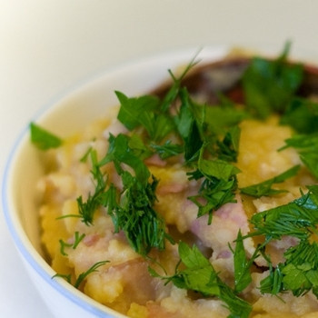 1. Этап. Гороховая каша в мультиварке: Как только вы услышите звуковой сигнал (или просто поймете по консистенции, что каша готова), отключайте мультиварку. Разлейте кашу по тарелкам. Добавьте лук. Подавайте с беконом и зеленью. Приятного аппетита!