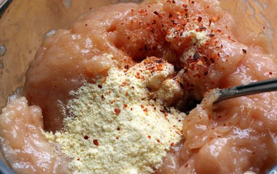 1. Этап. Куриные крокеты: 2. В фарш добавляем столовую ложку кукурузной муки, немного чили и соль. Если будут есть крокеты дети, чили мы не кладем. Все перемешиваем.