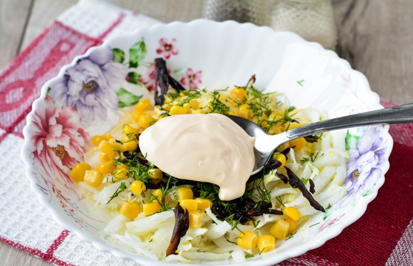 1. Этап. Салат с кукурузой и черносливом: Перемешайте салат с майонезом.
