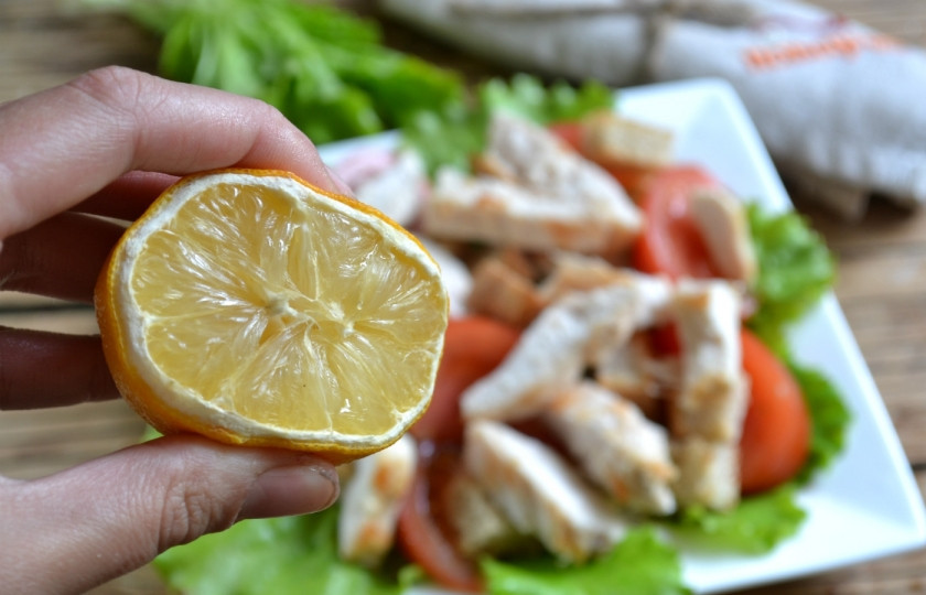 1. Этап. Салат из филе индейки: 6. На порционную тарелку выложите листья салата, сверху помидоры, мясо и сухарики в хаотичном порядке. Сбрызните соком лимона.