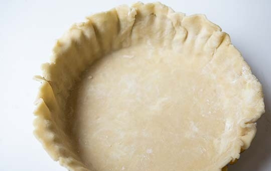 1. Этап. Заливной пирог с лососем: 4. Подготовьте форму для выпекания и уложите в нее тесто, раскатывайте так, чтобы хватило на бортики.