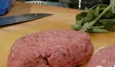 1. Этап. Самые простые котлетки: 4. Из полученной массы сформировать 2 плоских буханочки, выложить их на противень и отправить в прогретую духовку. Готовить 45-50 минут.