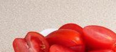 1. Этап. Помидоры в желе: Помидоры тщательно вымыть, разрезать пополам и вырезать место крепления плодоножки.