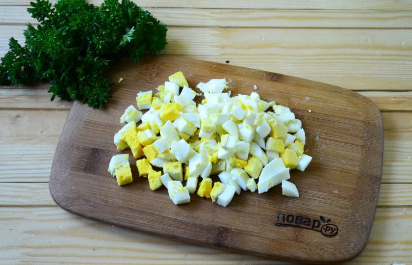 1. Этап. Салат из крапивы с яйцом и огурцом: Яйца мелко порубите.