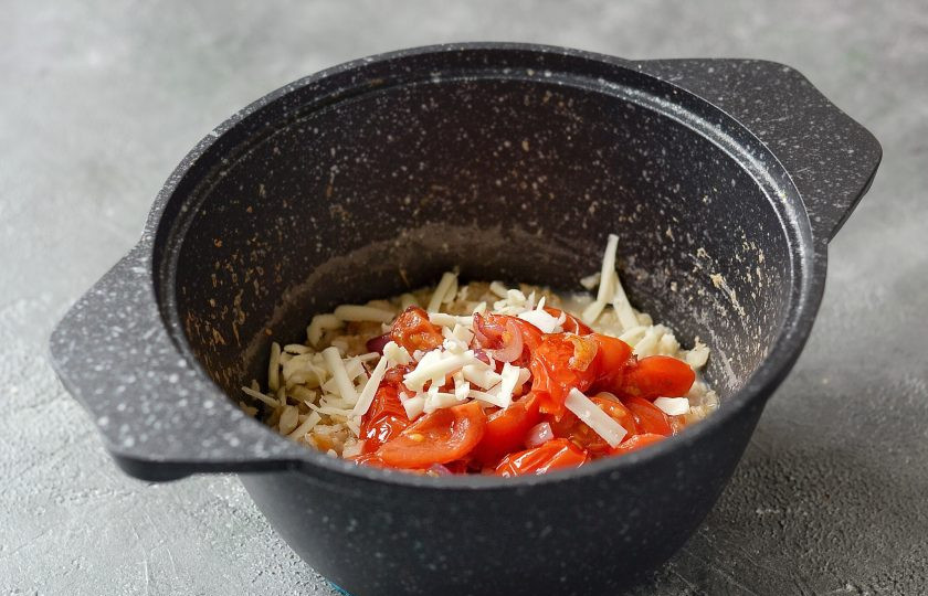 1. Этап. Овсяная каша с помидорами и сыром: Добавьте сыр и помидоры в овсянку, аккуратно перемешайте. Варите кашу, пока сыр не расплавится.