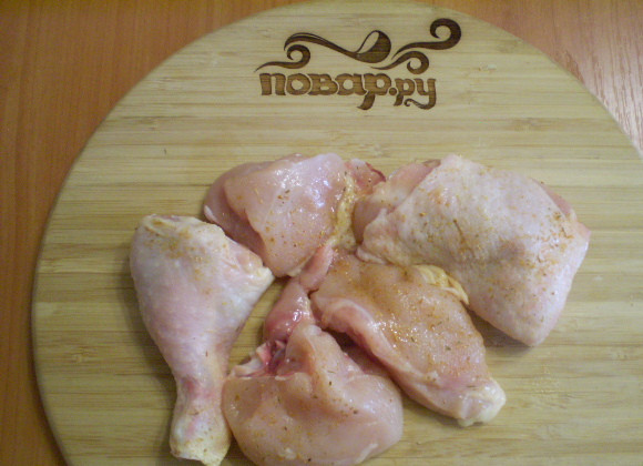 1. Этап. Курица с овощами в пароварке: 3. Мясо солим. Добавляем специи, растираем.