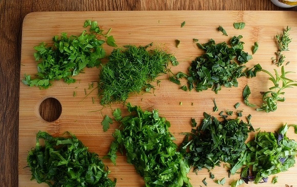 1. Этап. Оши бурида: Зелень измельчите и отправьте в суп, посолите и поперчите по вкусу. Проварите 1 минуту, снимите с огня.