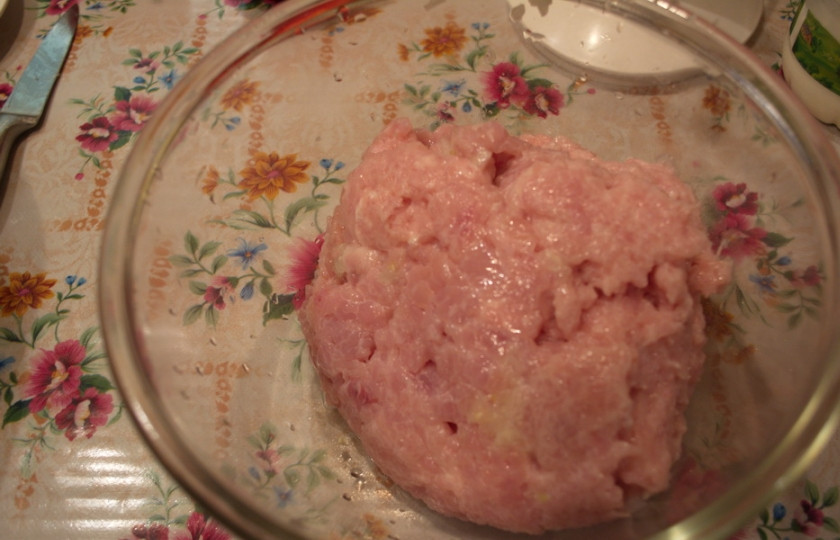 1. Этап. Куриные котлеты с батоном: К луку добавьте мясо курицы, перекрученное на мясорубке.