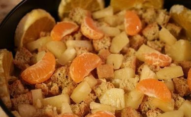 1. Этап. Торт с фруктами и желатином: Затем выкладываем часть бисквитных кусочков и часть фруктов.