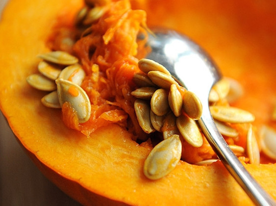 1. Этап. Тыквенные семечки: Семечку я беру свежие. Поэтому сначала надо их достать из тыквы.