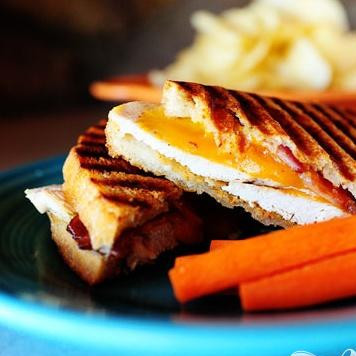 1. Этап. Панини с курицей и беконом: 8. Готовые панини разрезать пополам и сразу же подавать.