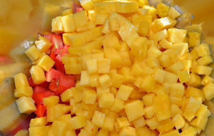1. Этап. Сальса из ананаса и папайи: Из ананаса вырезаем сердцевину, нарезаем ее кубиками такого же размера и смешиваем с помидорами.