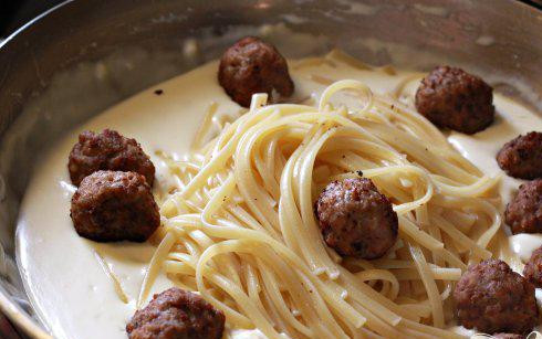 1. Этап. Паста Альфредо с фрикадельками: Добавить в соус приготовленные макароны, фрикадельки, перемешать и сразу же подавать.