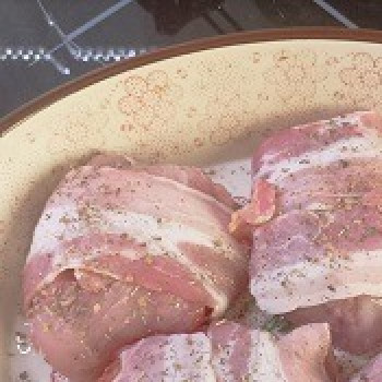 1. Этап. Индейка с томатами и беконом: По желанию можно еще посыпать завернутые медальоны перцем и пряными травами. Отправляем в духовку, разогрету до 180 градусов на 30-40 минут.