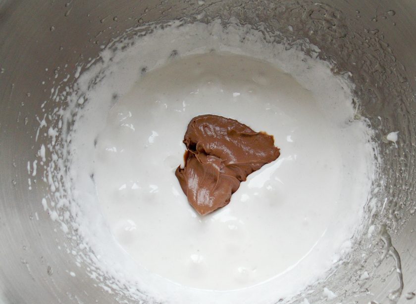 1. Этап. Торт Шоколадное птичье молоко: Взбивая добавьте шоколадный крем порциями. Взбивайте до однородной пышной массы.