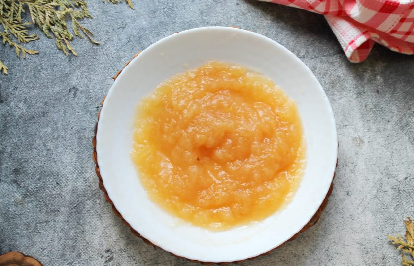 1. Этап. Яблочный джем в микроволновке: Пробейте яблочную массу блендером до однородной массы, остудите и подавайте.