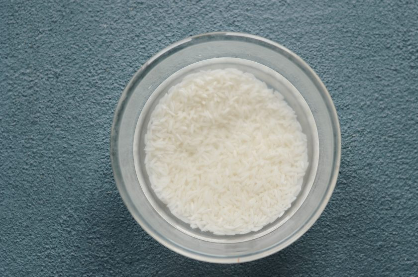 1. Этап. Рис с машем: Рис промойте и замочите в тёплой воде на полчаса.