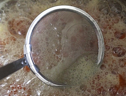 1. Этап. Кандированные кумкваты: 5. Доведите до кипения 1.5 стакана воды и всыпьте сахар. После того, как сахар растворится, выложите в кастрюлю кумкваты и измельченный имбирь.