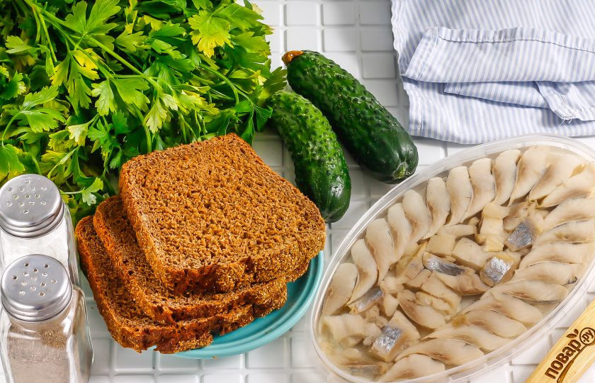 1. Этап. Тосты с селедкой: Подготовьте указанные ингредиенты. Если приобрели слабосоленую сельдь, то очистите ее от внутренностей, отфилетируйте и нарежьте ломтиками.