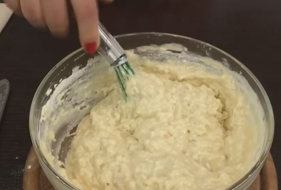 1. Этап. Очень вкусный домашний хлеб на кислом молоке: 5. Разделите муку на 2 части, поочередно добавляйте ее в тесто, перемешивая ложкой или венчиком.