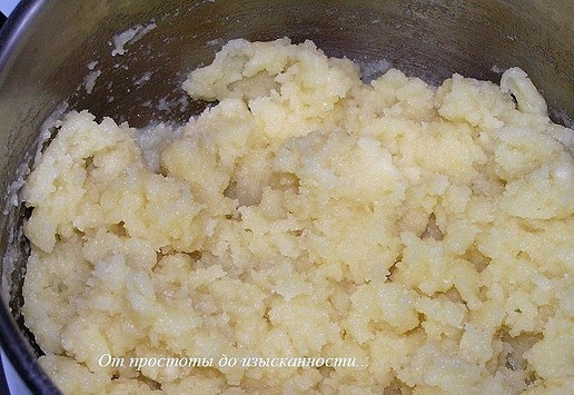 1. Этап. Апельсиновые профитроли: Муку смешайте с сахаром и солью, засыпьте в кипящую массу, перемешайте и снимите с огня. Охлаждайте 15 минут.