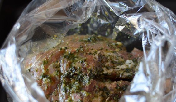 1. Этап. Мясо на косточке в духовке: Перекладываем мясо в пакет или рукав для запекания.