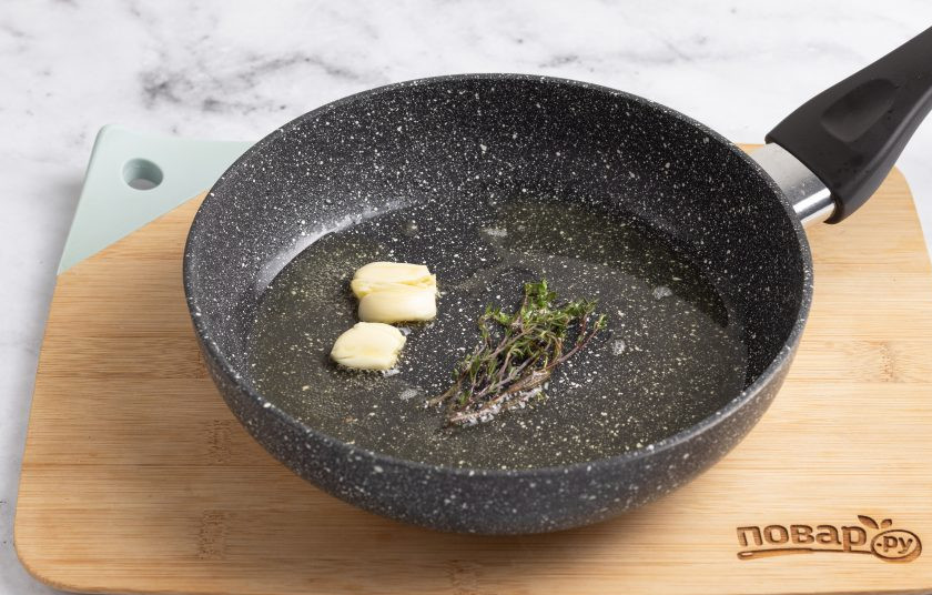 1. Этап. Жареные грибы ежовики: Разогрейте на среднем огне сковороду с растительным и сливочным масло. Добавьте тимьян и раздавленный чеснок, обжарьте их 30-50 секунд до раскрытия аромата, затем уберите.