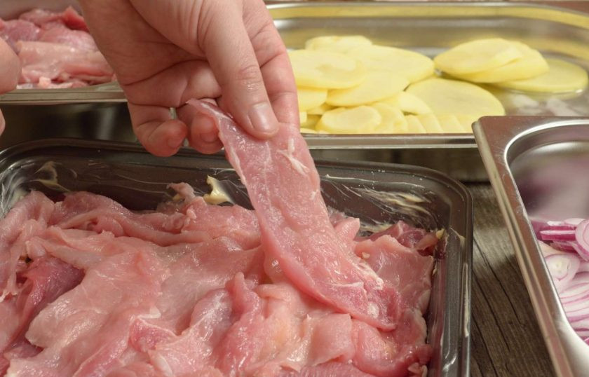 1. Этап. Французское мясо: 4. Свинину нарезайте слайсами, шириной сантиметров 5 и толщиной не более 5 мм. Посолите картофель и по желанию смажьте майонезом.