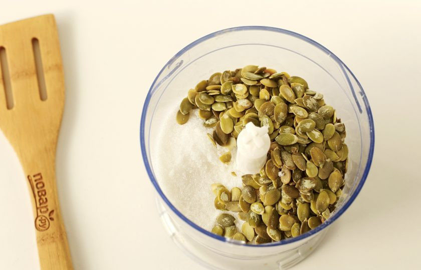 1. Этап. Печенье с тыквенными семечками: В чашу блендера насыпьте муку, сахар и семечки.