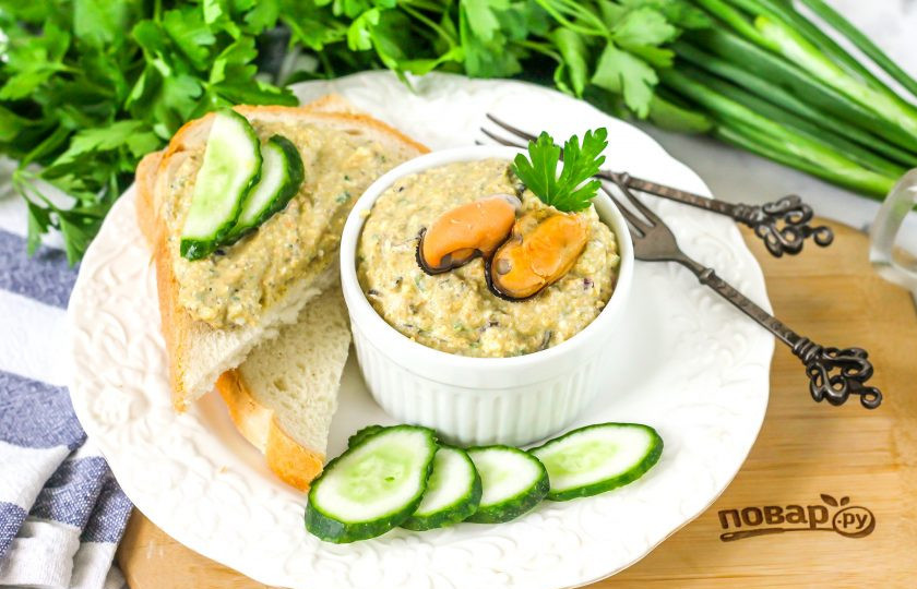 1. Этап. Паштет из мидий: Выложите паштет из мидий в пиалу или креманку, подайте к столу с хлебом, сухариками, гренками или тостами.