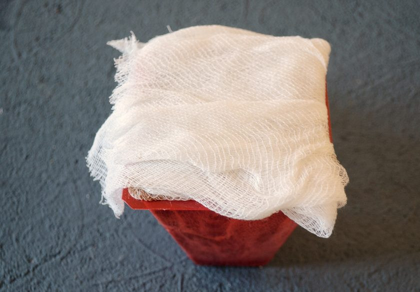 1. Этап. Пасха без творога: Закройте марлей, сверху поставьте груз. Оставьте пасху верх ногами застывать на 2-4 часа.