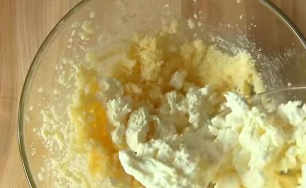 1. Этап. Нежный кекс с творогом: 2. Добавьте творог и продолжайте взбивать до однородности.